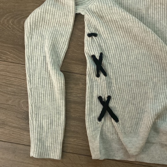 John + Jenn Gray Turtleneck Side Tied Ribbed Sweater size XS - Picture 3 of 5